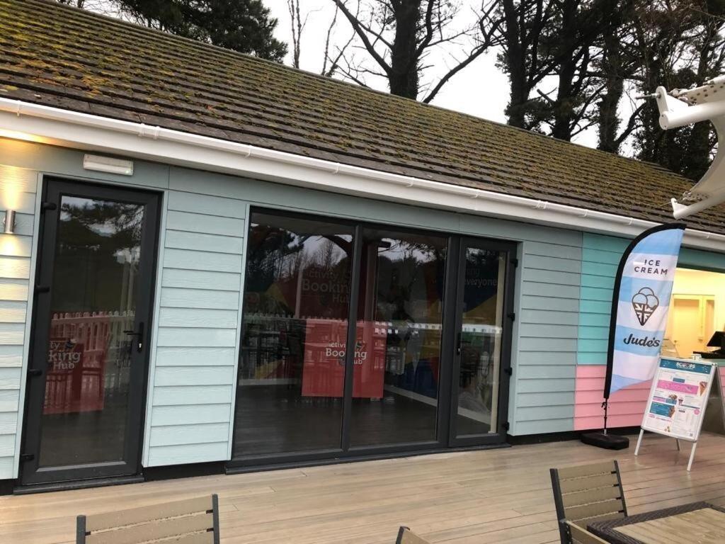 Exclusive 3 Bedroom Caravan, Sleeps 8 People At Parkdean Newquay Holiday Park, Cornwall, Uk Exterior foto