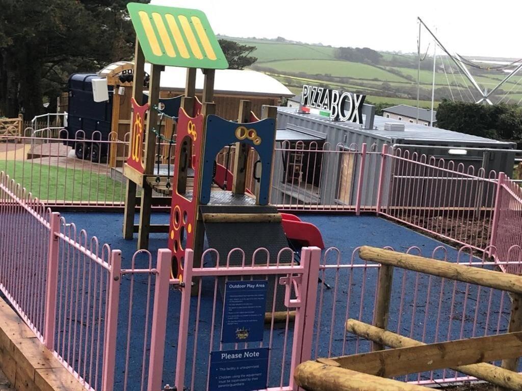 Exclusive 3 Bedroom Caravan, Sleeps 8 People At Parkdean Newquay Holiday Park, Cornwall, Uk Exterior foto